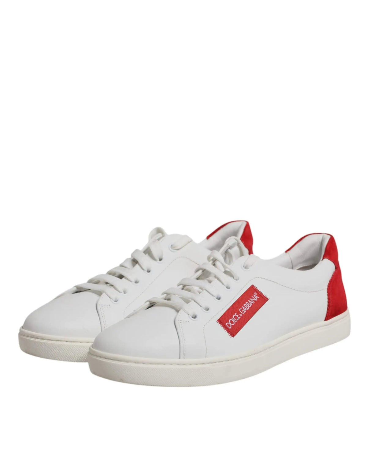 Dolce & gabbana baskets basses blanches en cuir suédé avec accents rouges au talon et logo rectangulaire assorti