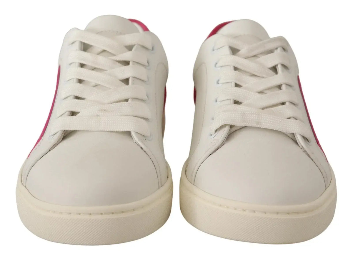 Baskets basses dolce & gabbana en cuir suédé blanc avec accents roses sur les côtés et talon et semelle en caoutchouc assortie