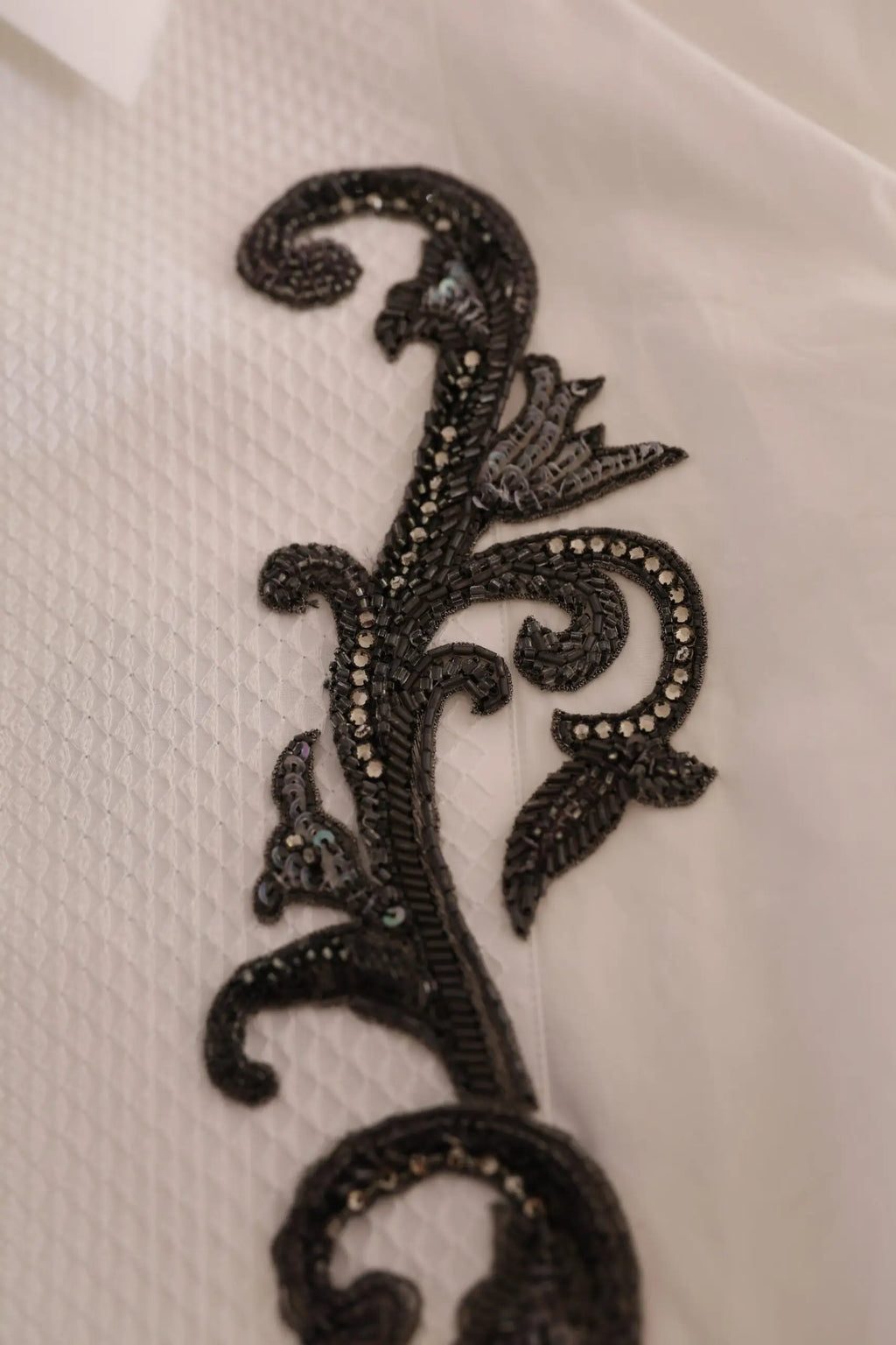 Broderie florale en perles noires et strass scintillants sur tissu blanc de la chemise slim fit baroque dolce gabbana