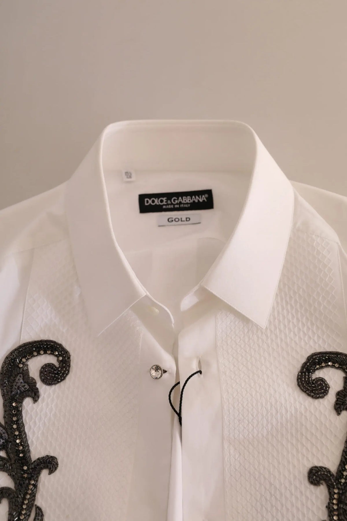 Chemise slim fit blanche dolce gabbana en coton avec broderie noire en perles et étiquette dorée