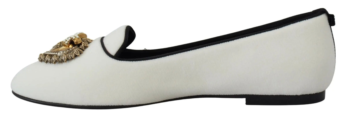 Dolce & gabbana mocassins blancs en daim avec tête de méduse dorée et bordure noire en velours