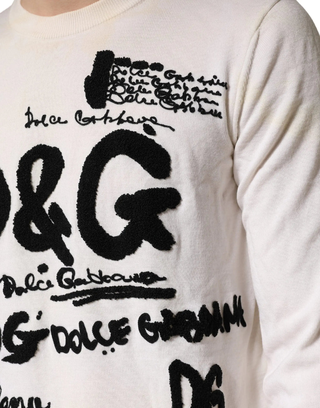 Pull dolce & gabbana blanc en laine vierge avec logo brodé noir et texte signature devant