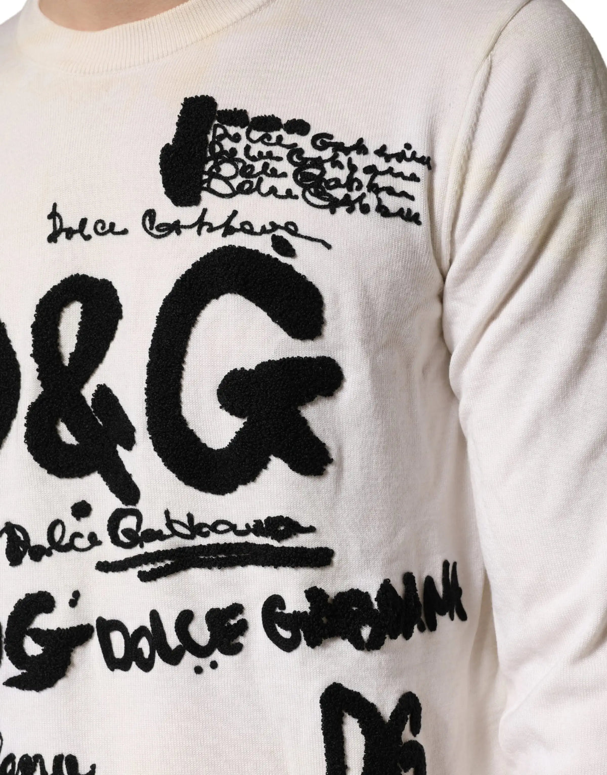 Pull dolce & gabbana blanc en laine vierge avec logo brodé noir et texte signature devant