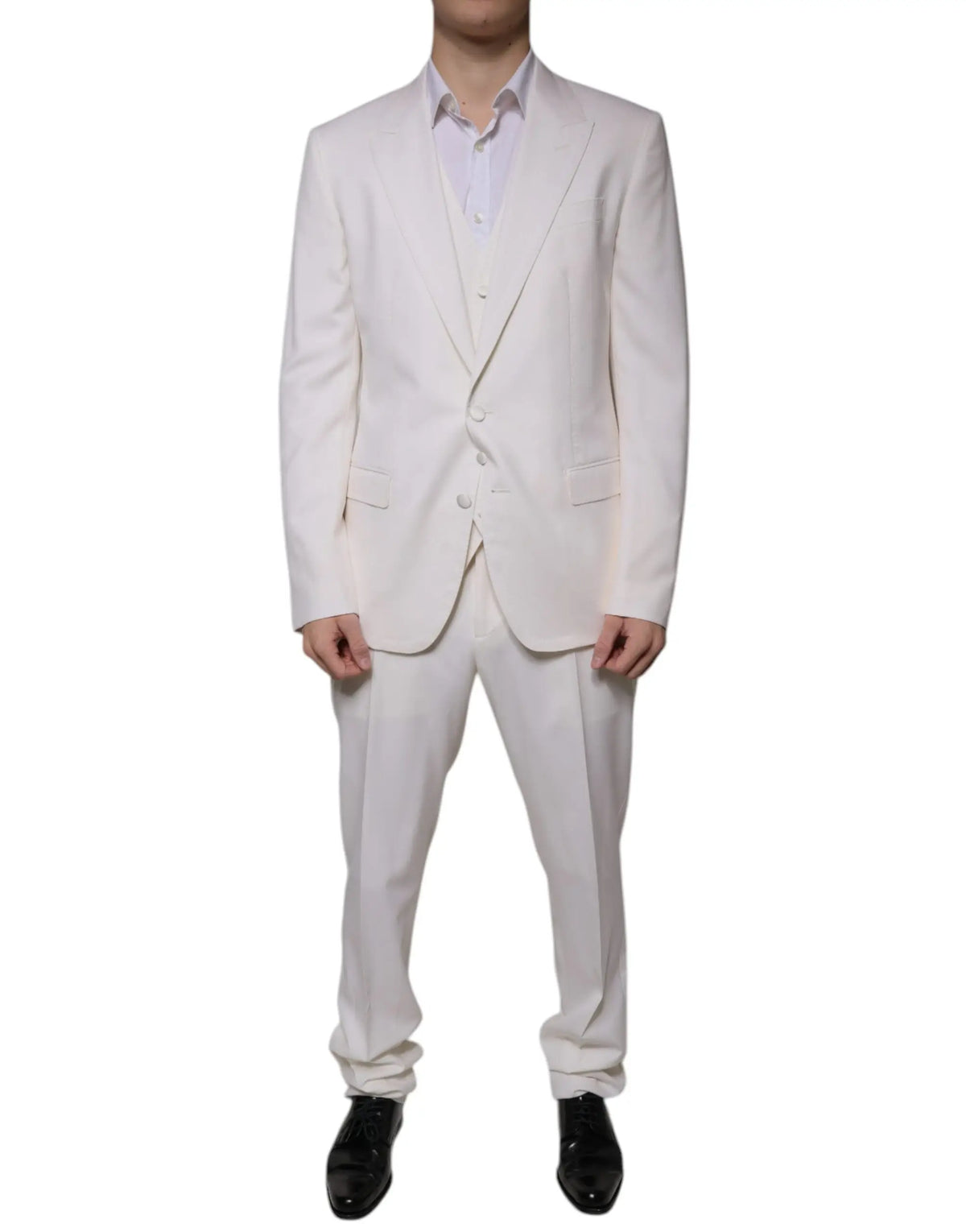 Un costume trois pièces blanc croquant dolce gabbana en laine et soie avec blazer ajusté, gilet assorti et pantalon