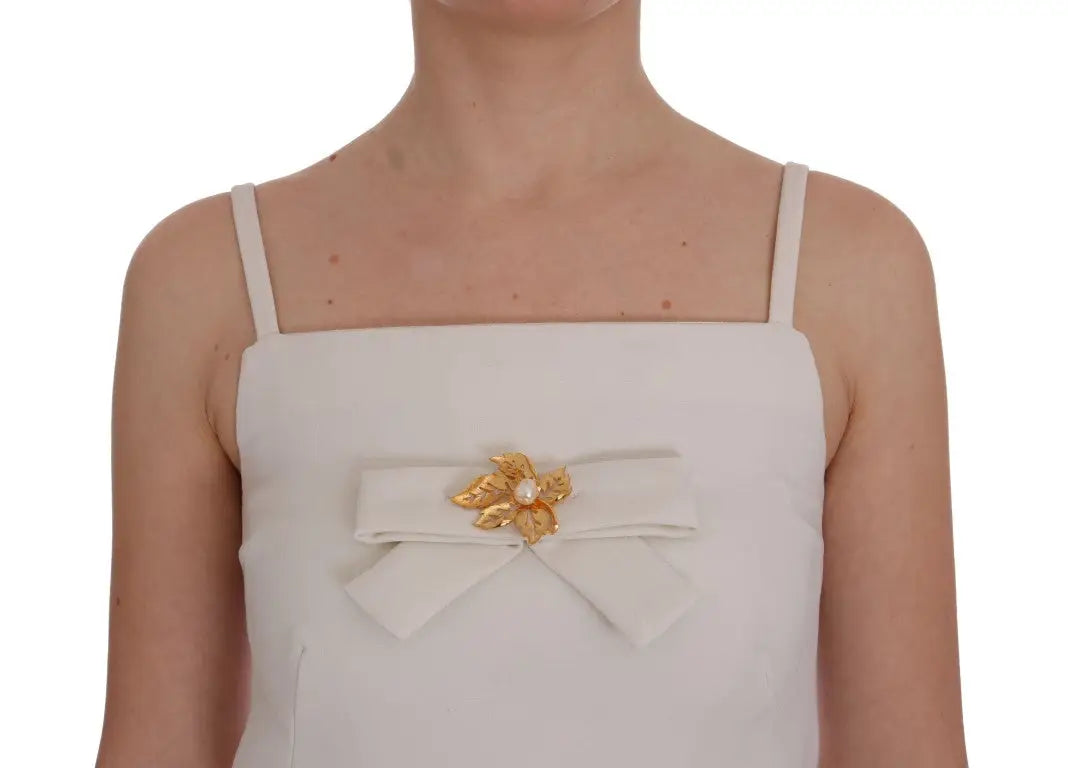 Robe droite dolce & gabbana en laine blanche extensible ornée d’un broche florale dorée avec perle sur un nœud satinée