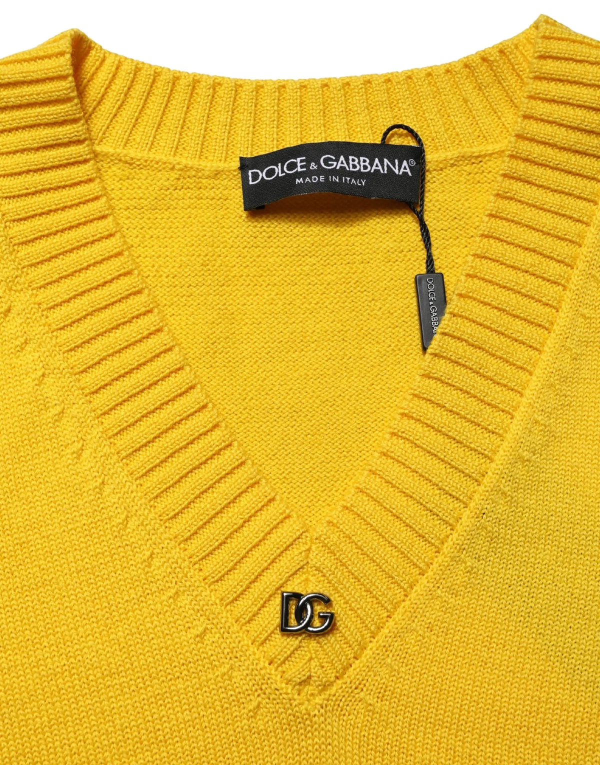 Pull-over en laine jaune dolce & gabbana à col en v avec détails côtelés et épingle logo métallique dg