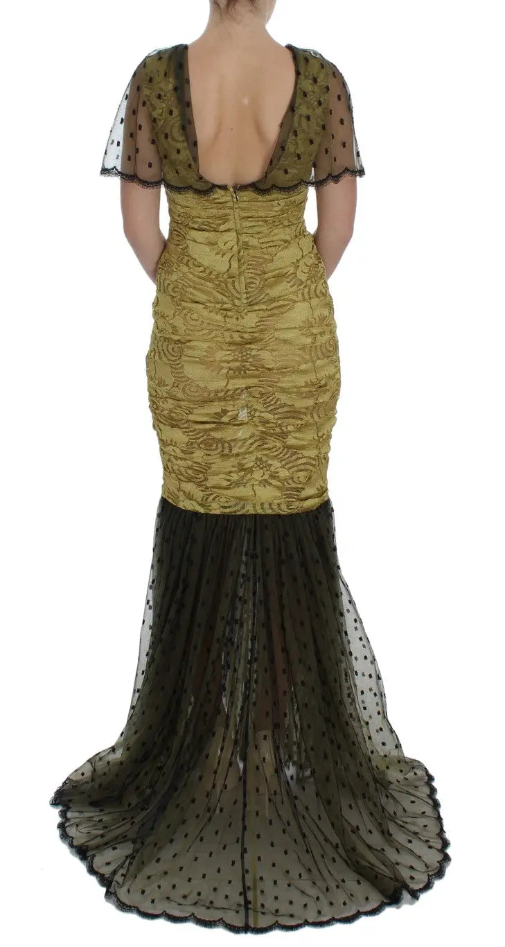 Une femme porte une robe sirène dolce & gabbana à corsage froncé olive vert avec une superposition noire à pois pour femme