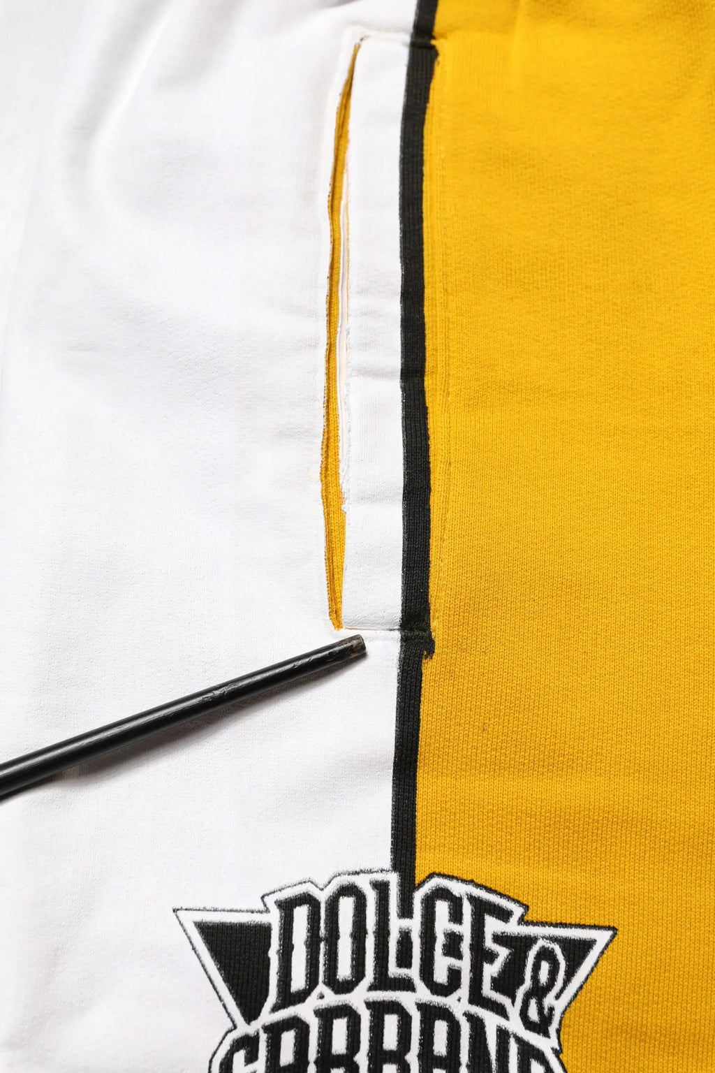 Short jogging skinny dolce gabbana jaune en coton avec détails blancs et noir et patch logo