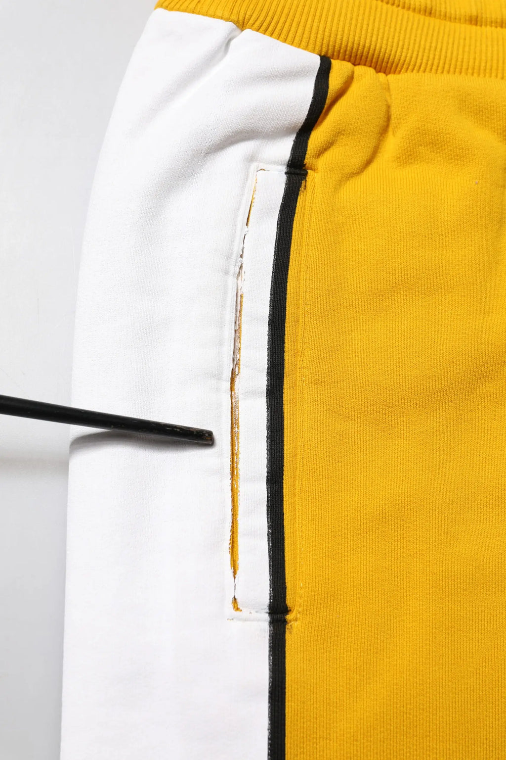 Pantalon de jogging dolce gabanna en coton jaune avec logo blanc et bordure noire sur la couture latérale