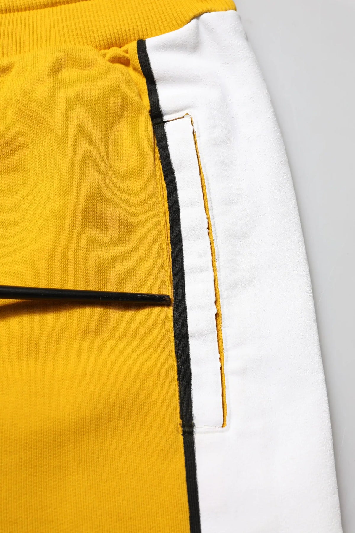Pantalon de jogging dolce & gabbana jaune en coton avec logo blanc et liseré noir sur la couture latérale