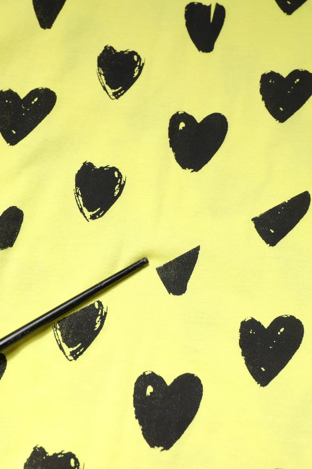 T-shirt sans manches dolce & gabbana en coton jaune avec cœurs noirs en coups de pinceau