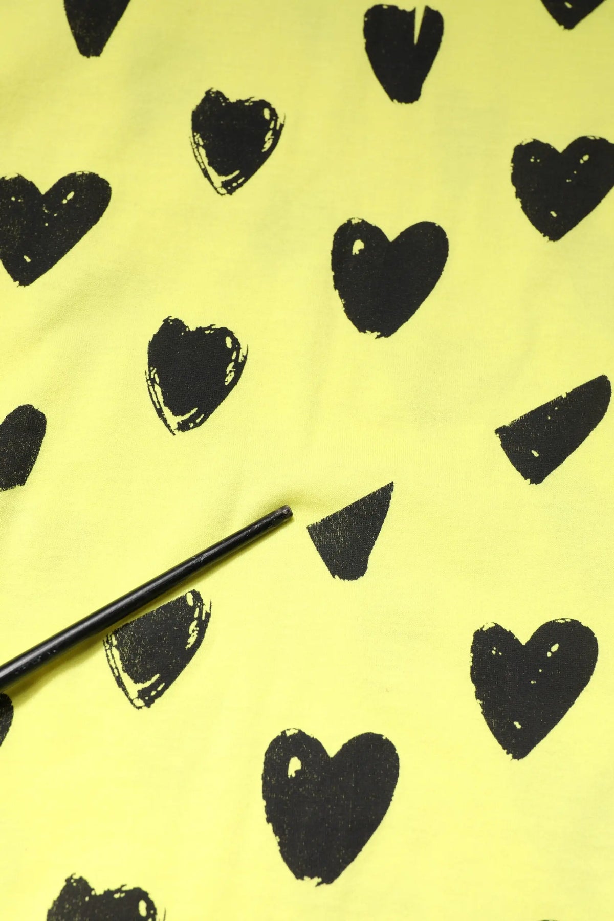 T-shirt sans manches dolce & gabbana en coton jaune avec cœurs noirs en coups de pinceau