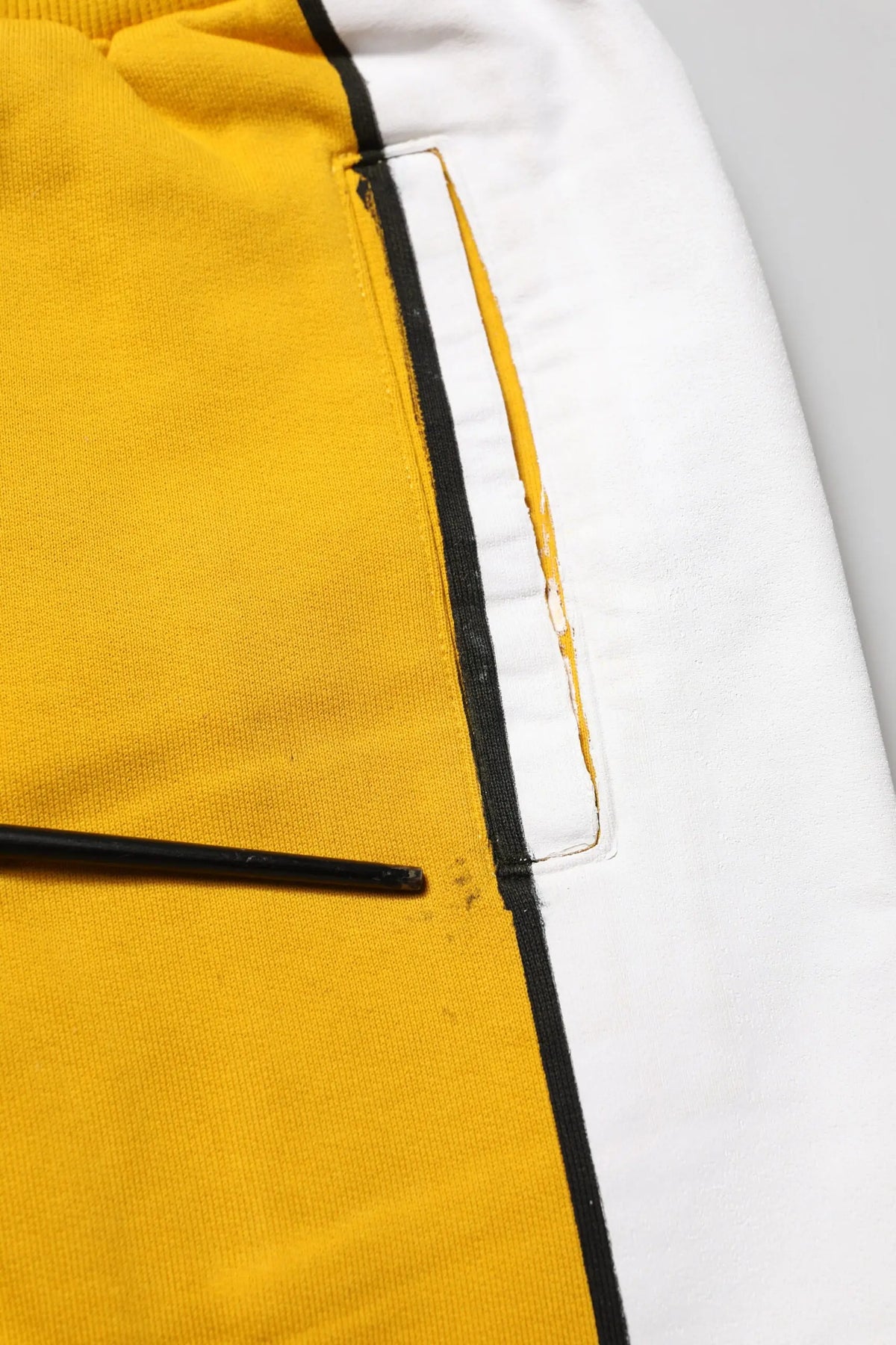 Dolce & Gabbana sweatpant jogger en coton jaune et blanc avec bordure noire le long de la couture