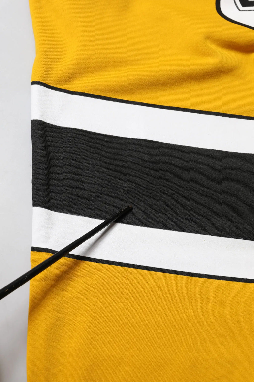 Maillot de hockey jaune et noir à rayures avec bordure blanche associé à Dolce & Gabbana pantalon jogger en coton jaune