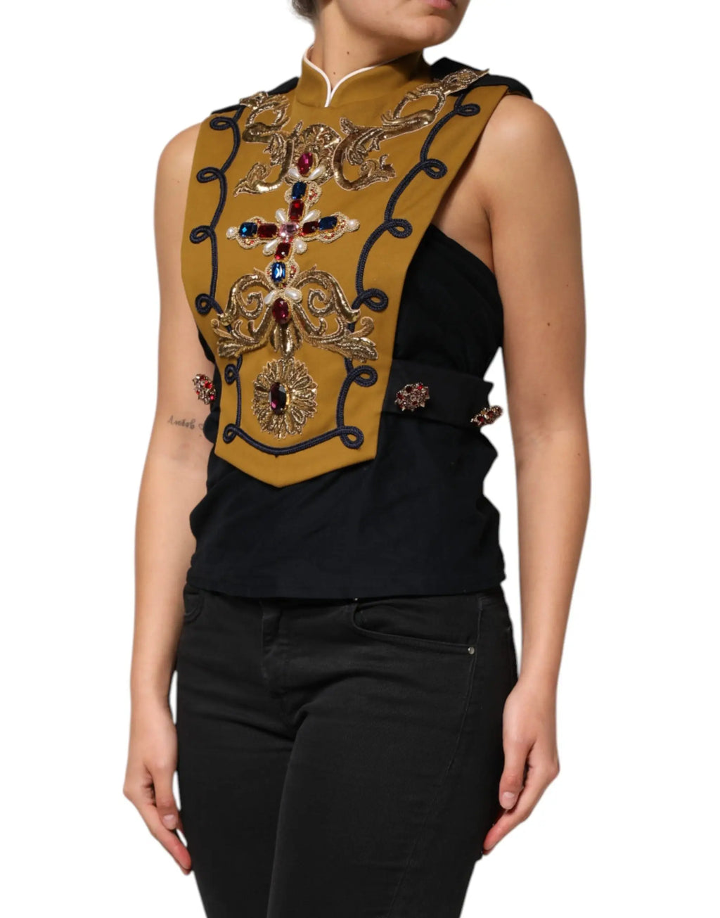 Dolce & gabbana jaune top sans manches avec broderie dorée, pierres rouges et bleues, bordure noire, gilet runway crystal cross