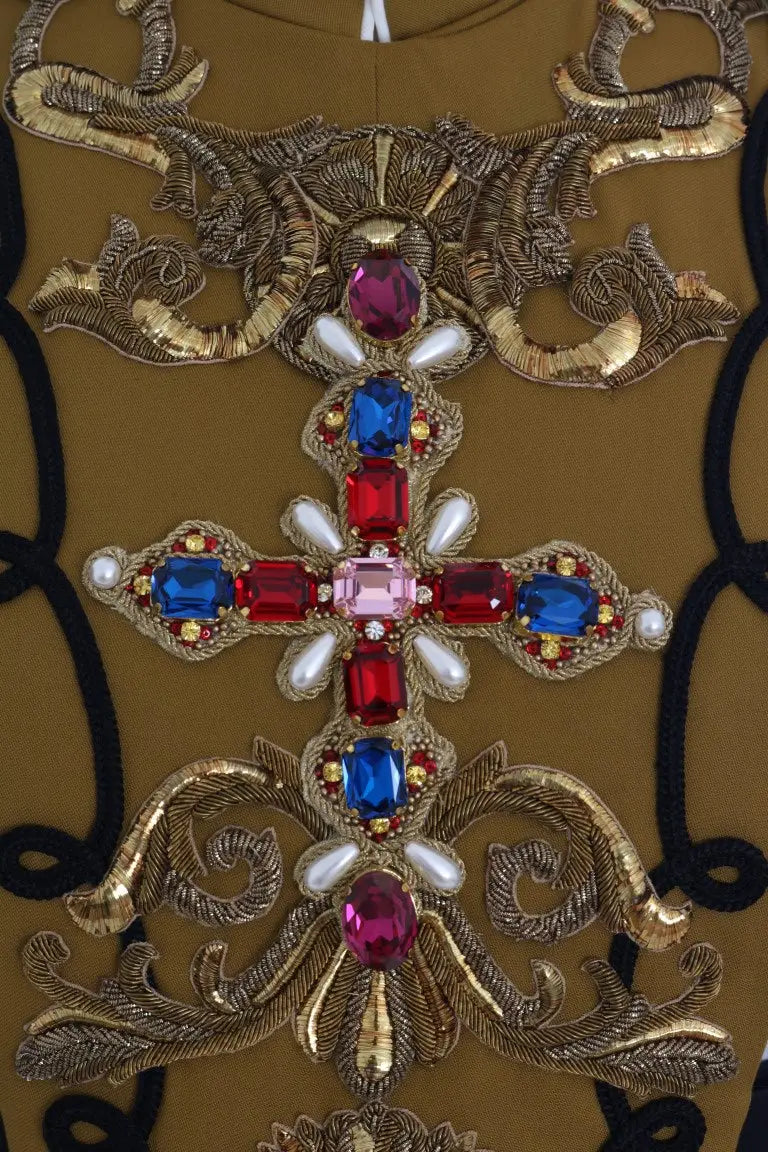 Broche croix richement brodée dorée avec pierres rouges bleues et roses sur veste Dolce & Gabbana jaune crystal