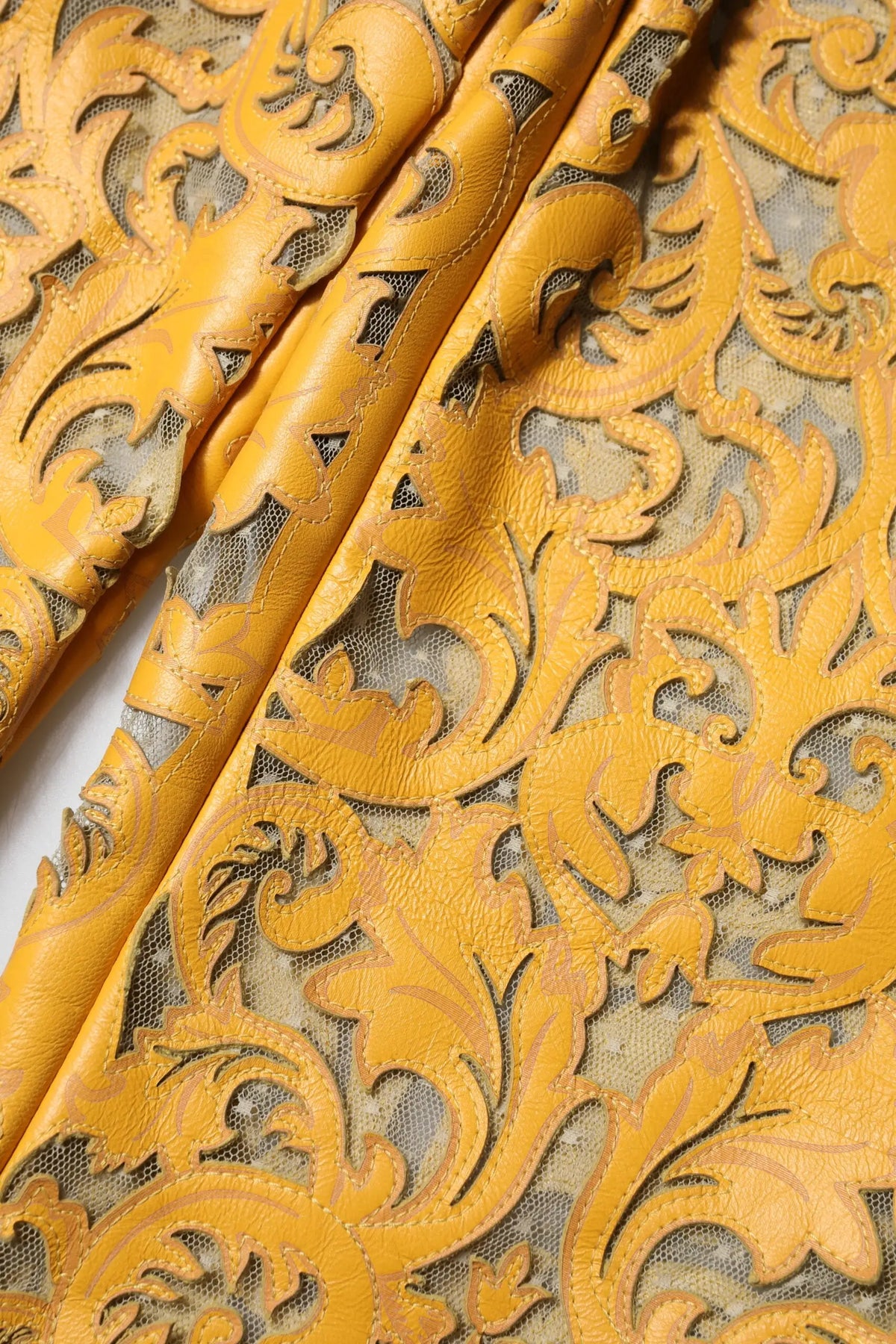 Pantalon capri mi taille dolce & gabbana jaune en cuir avec motifs baroques floraux en relief