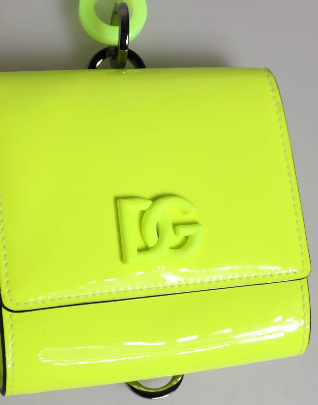 Petit portefeuille en cuir jaune néon brillant dolce gabbana avec logo dg embossé et couture noire