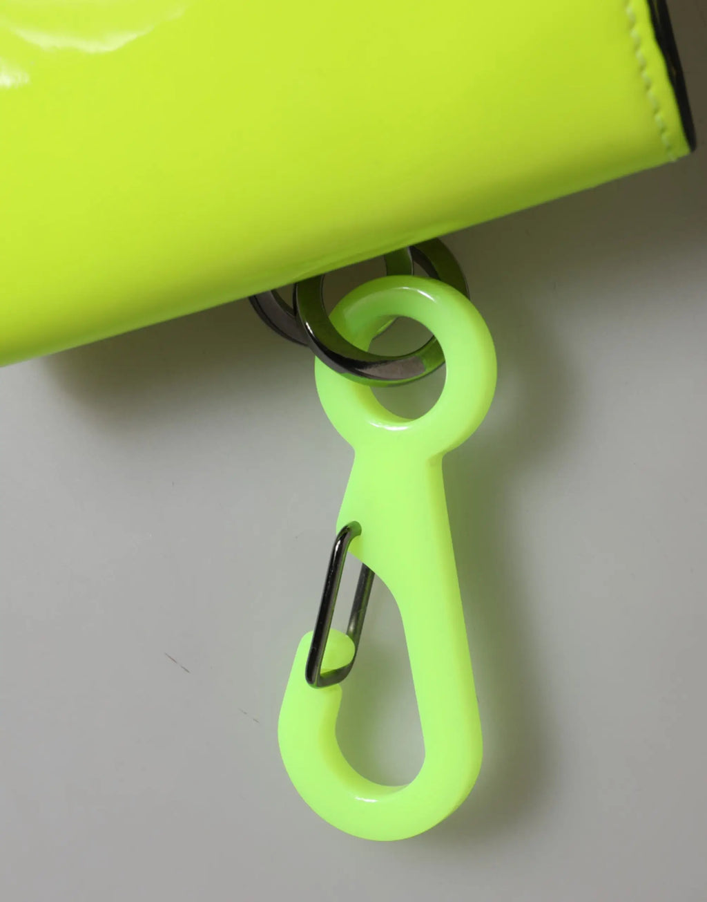 Neon vert carabiner en plastique avec ressort noir pour porte-cartes Dolce&Gabbana jaune vert en cuir bifold