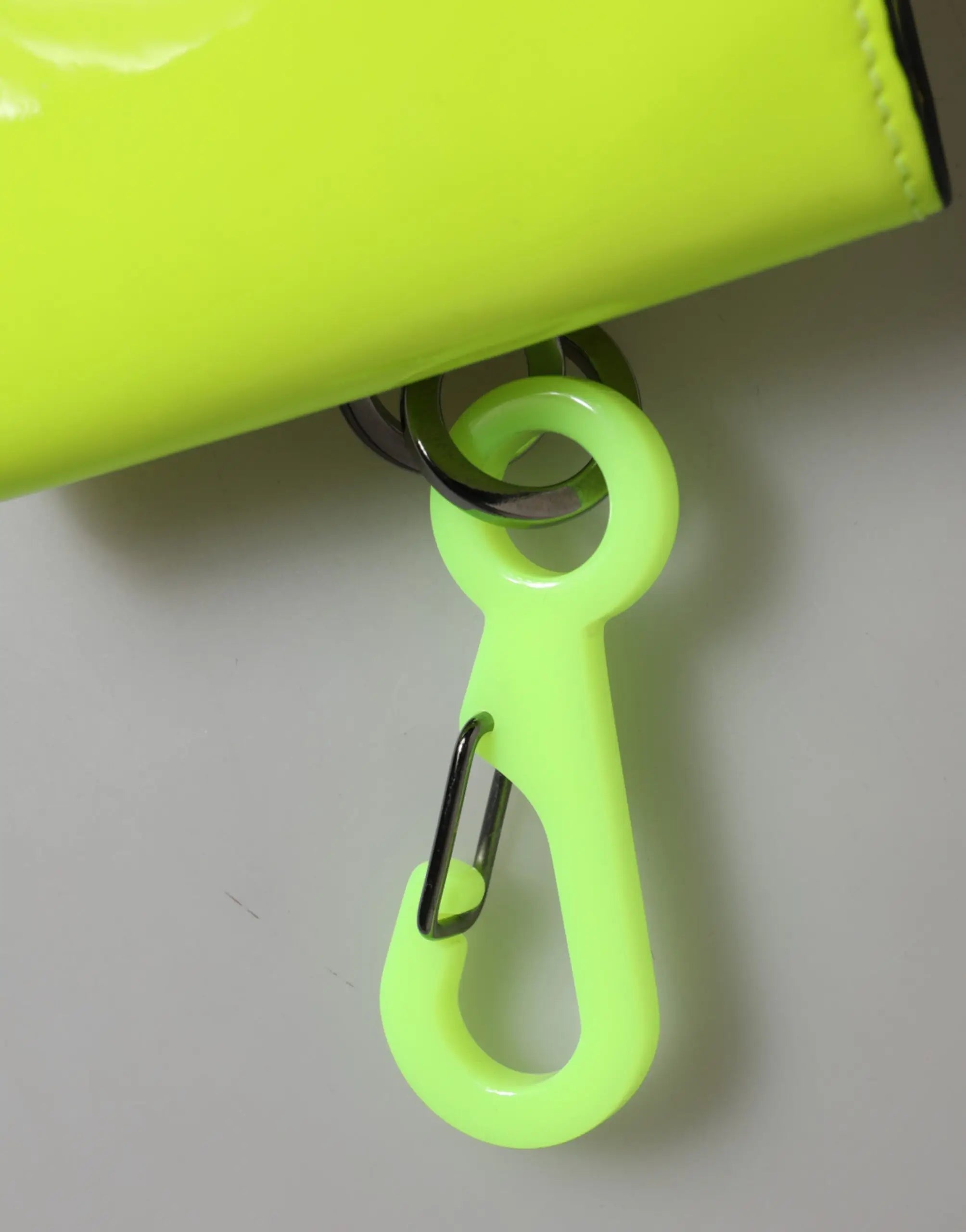 Neon vert carabiner en plastique avec ressort noir pour porte-cartes Dolce&Gabbana jaune vert en cuir bifold