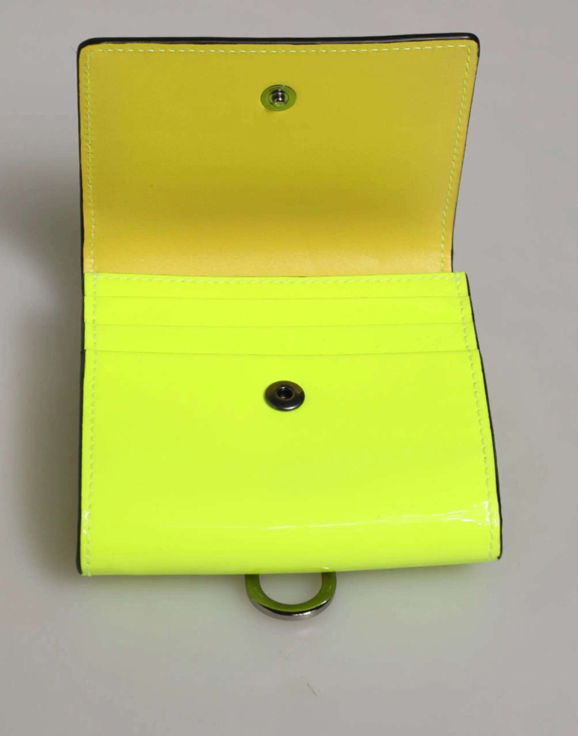 Portefeuille carte bifold dolce & gabbana jaune néon avec bordure noire et détails métalliques brillants