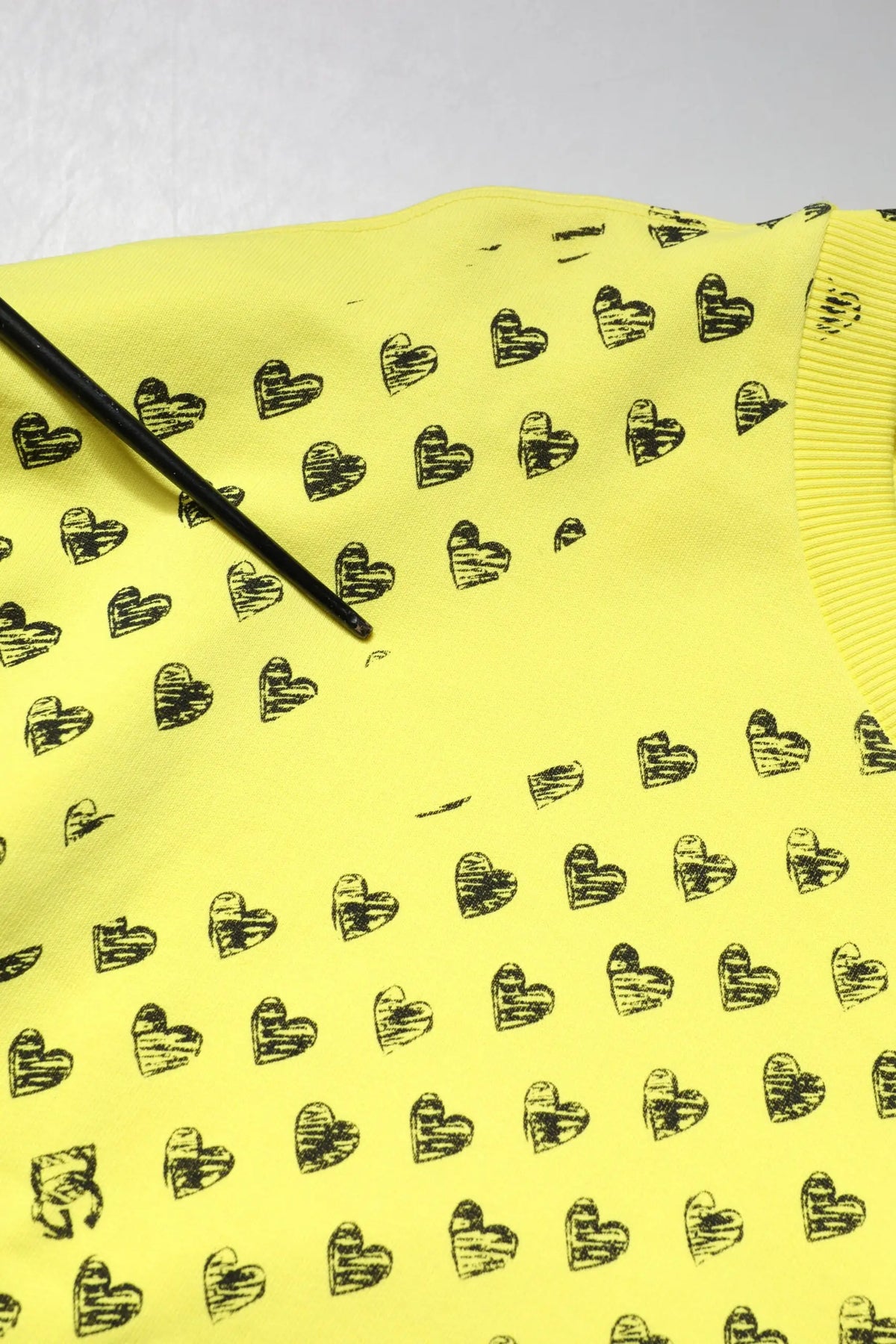 Dolce & gabbana pull homme jaune en coton avec motifs coeur noirs dessinés à la main