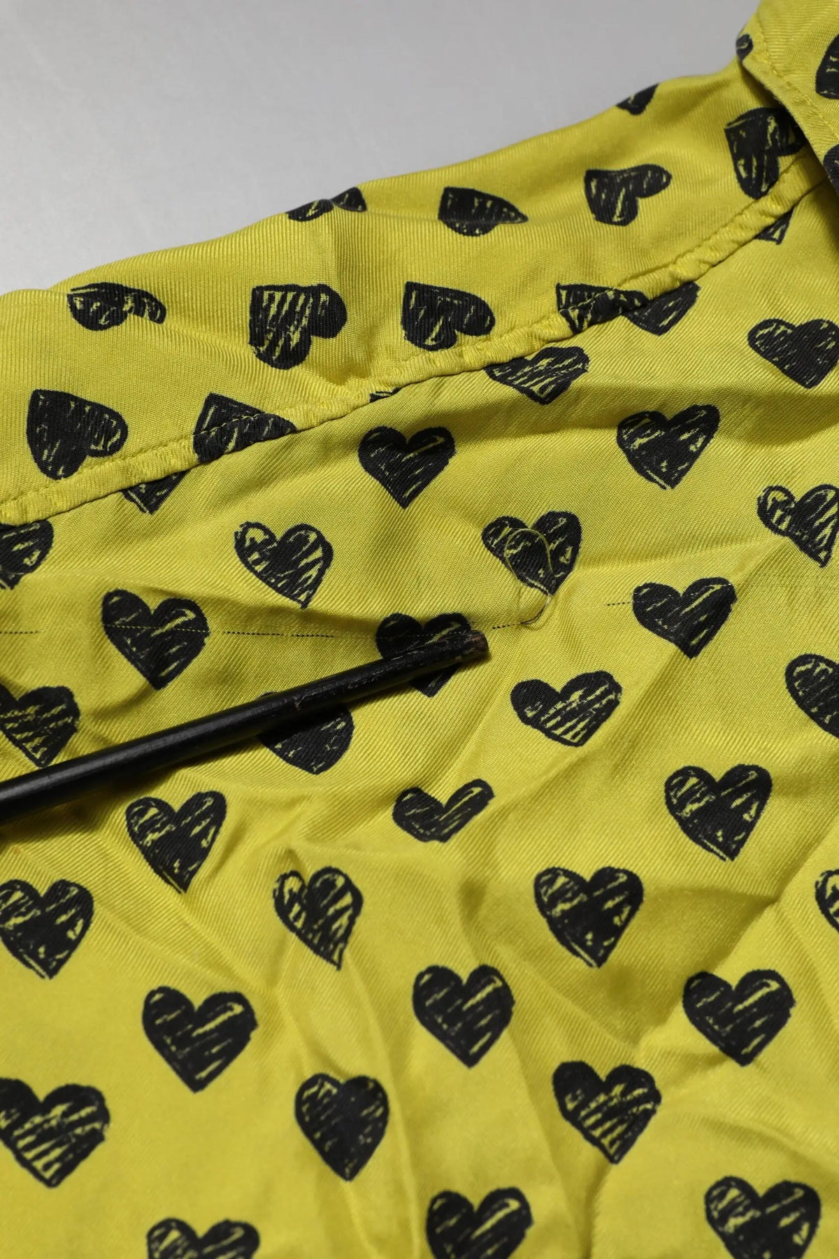 Chemise décontractée dolce & gabbana homme jaune avec motif cœur noir style croquis manches courtes