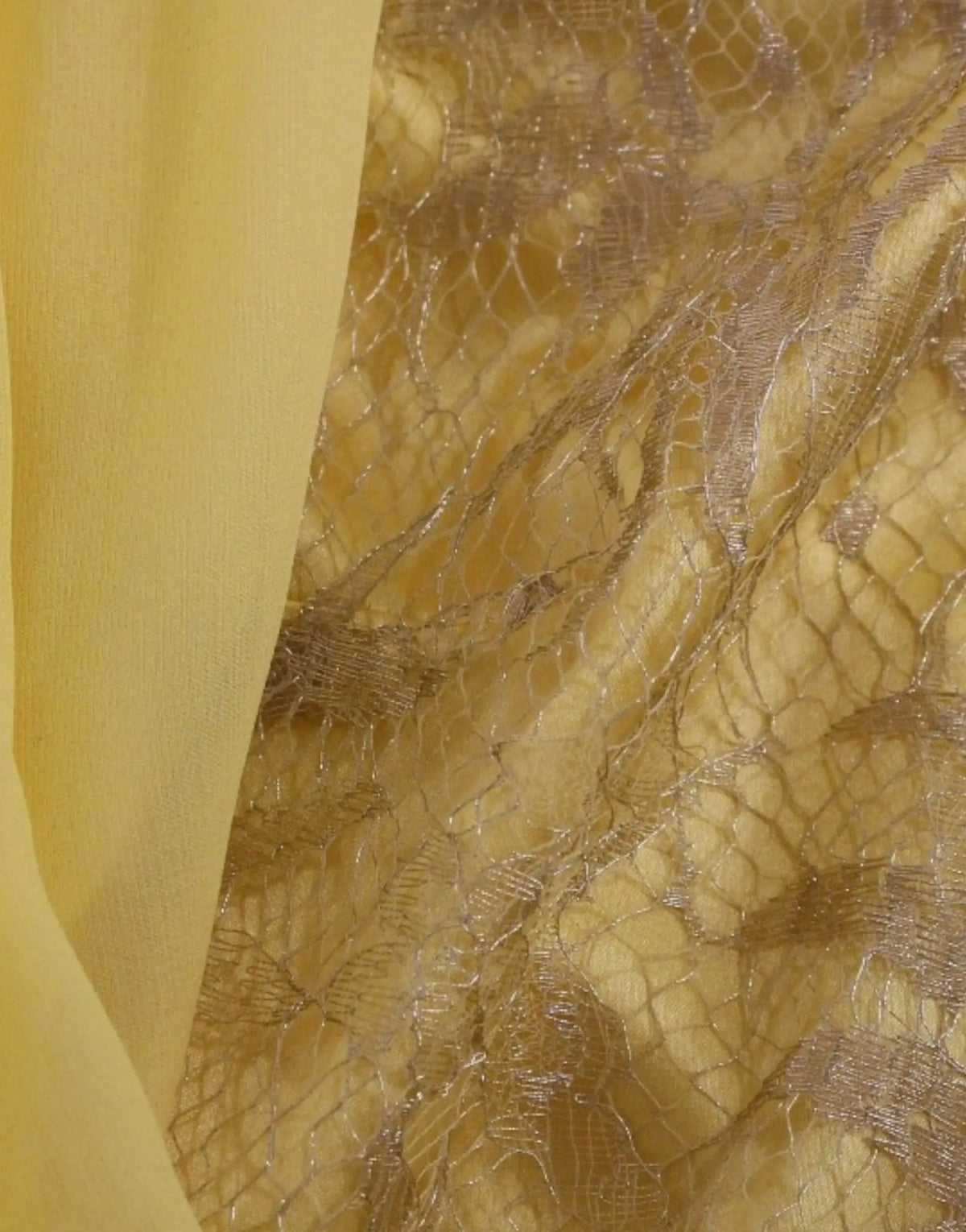 Robe mini jaune dolce gabbana en dentelle dorée délicate avec motif en filet scintillant sur tissu doux jaune