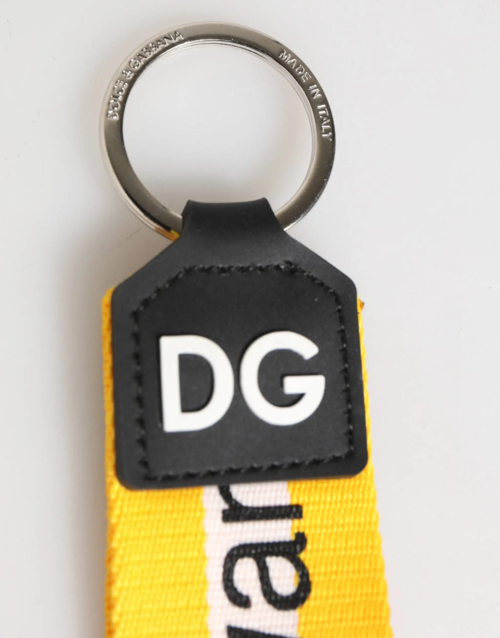 Porte-clés dolce & gabbana en polyester jaune avec patch en cuir noir logo dg blanc et anneau en métal argenté