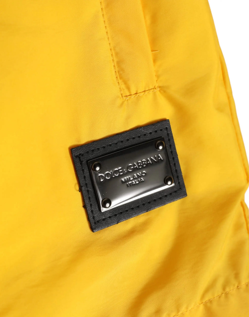 Veste en nylon jaune vif avec étiquette dolce gabbana en cuir noir et plaque métallique argentée
