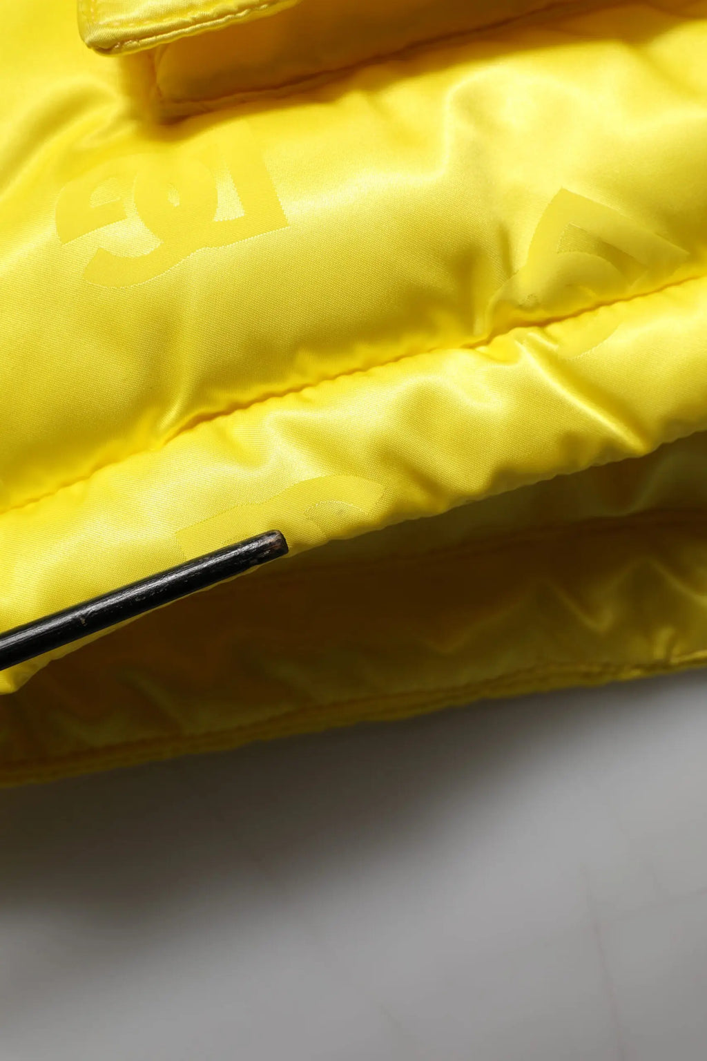 Veste puffer bomber homme dolce & gabbana en nylon jaune avec doublure satinée et logo embossé subtil