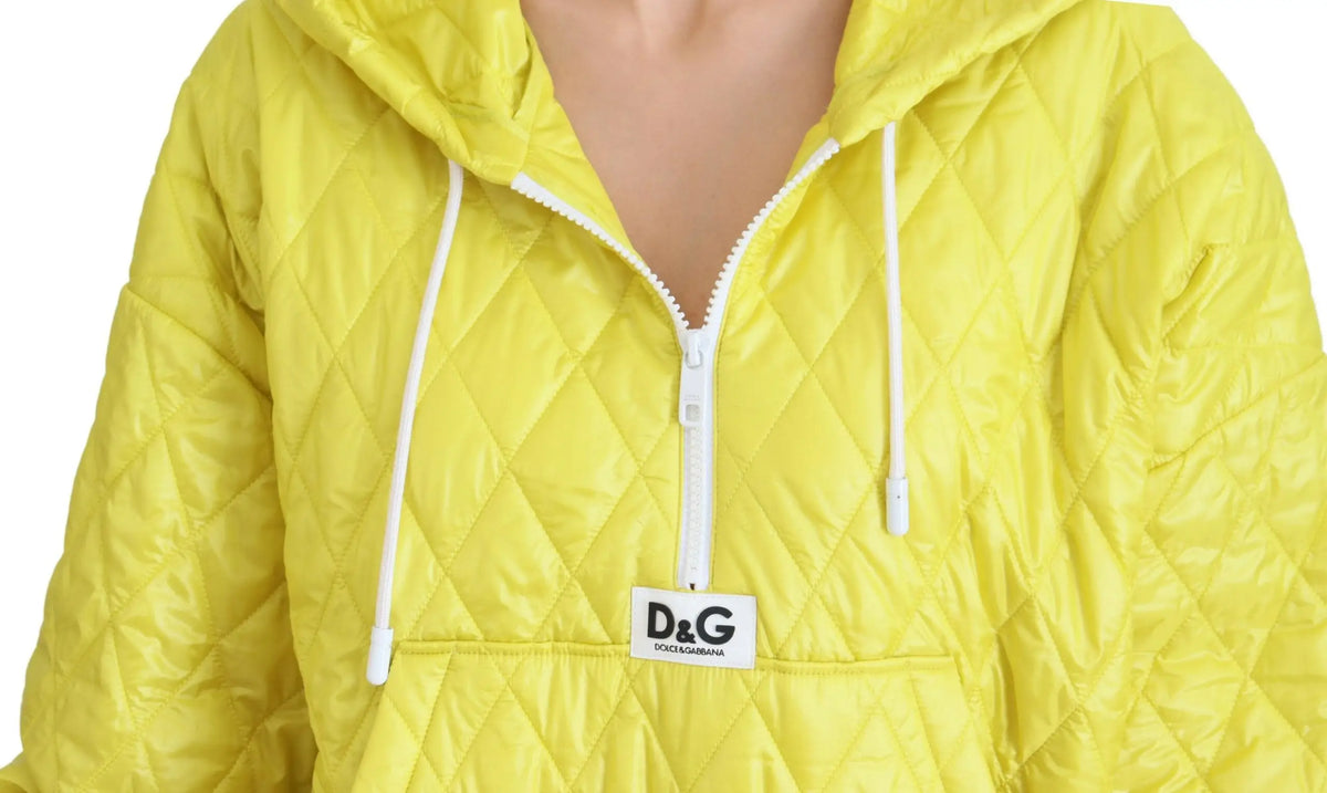Veste à capuche matelassée jaune en nylon dolce & gabbana avec fermeture éclair blanche et patch logo d&g sur le devant