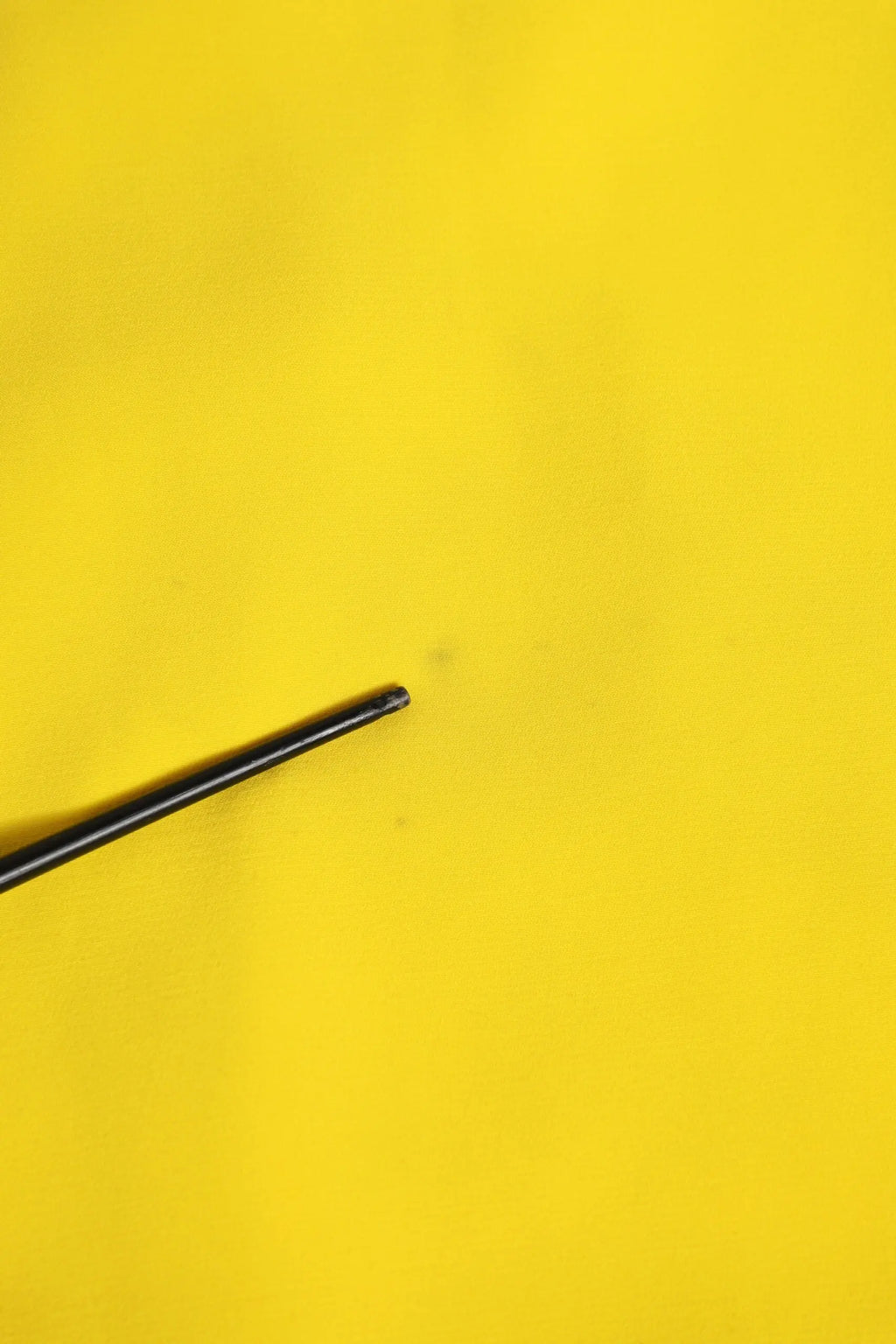 Aiguille métallique noire avec pointe lisse arrondie accompagnant robe midi jaune sans manches en polyester dolce gabbana