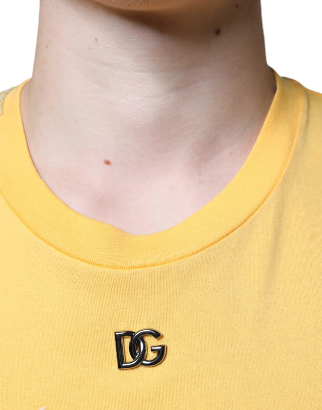 Pochette logo jaune dolce & gabbana sur t-shirt jaune en coton secret garden à col rond