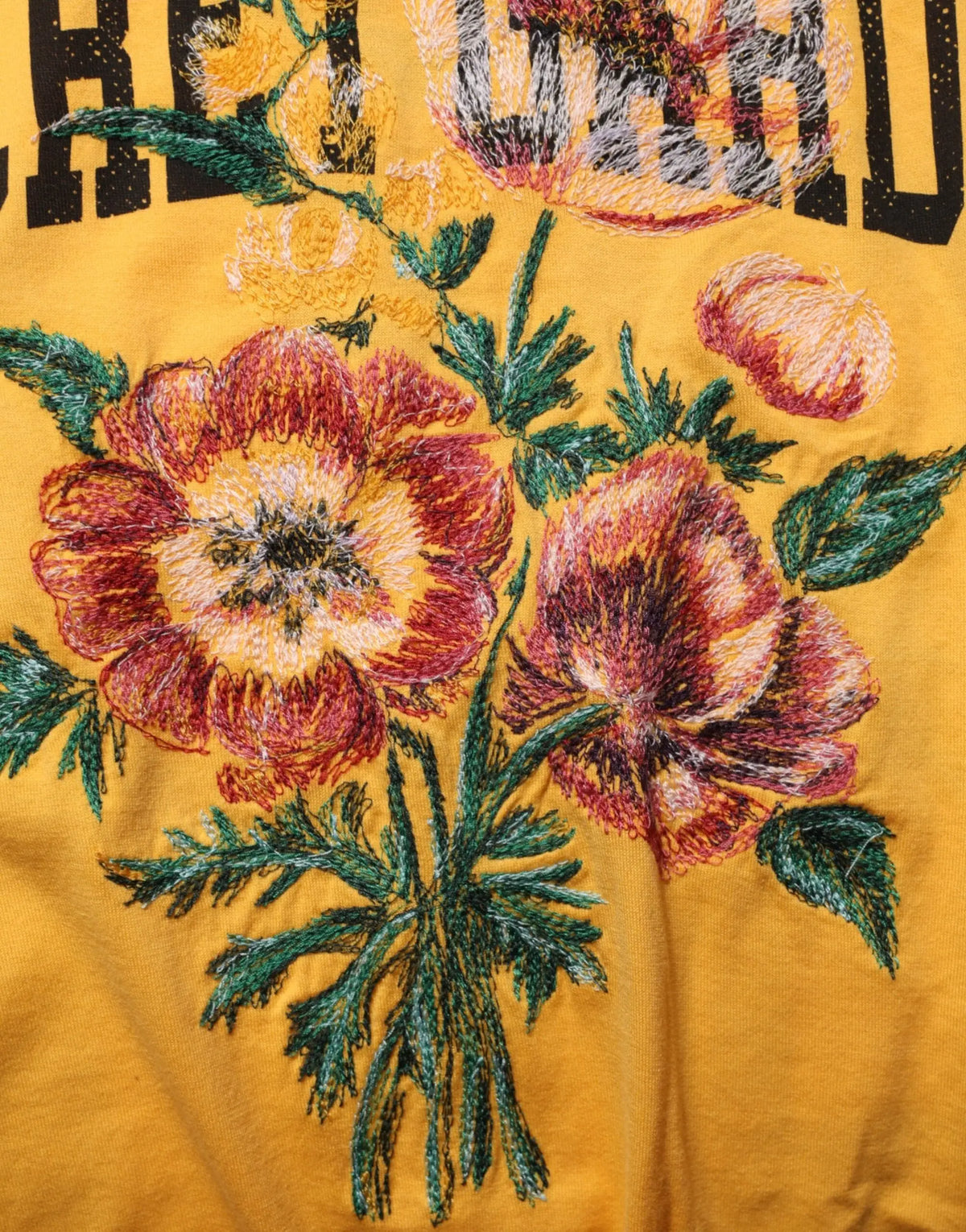 T-shirt dolce & gabbana jaune en coton avec fleurs brodées rouges roses vertes et lettrage noir audacieux