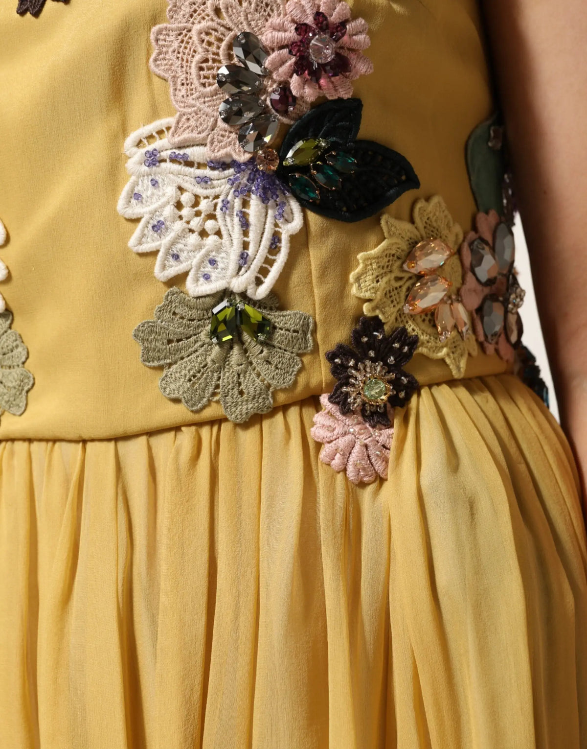 Robe maxi jaune en soie dolce & gabbana avec appliqués floraux en dentelle perles et sequins multicolores