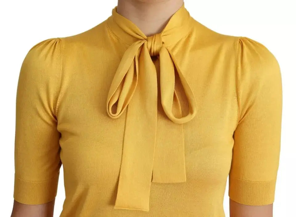 Dolce & gabbana pull en maille en soie jaune moutarde à manches courtes avec col ascot et nœud au col froncé