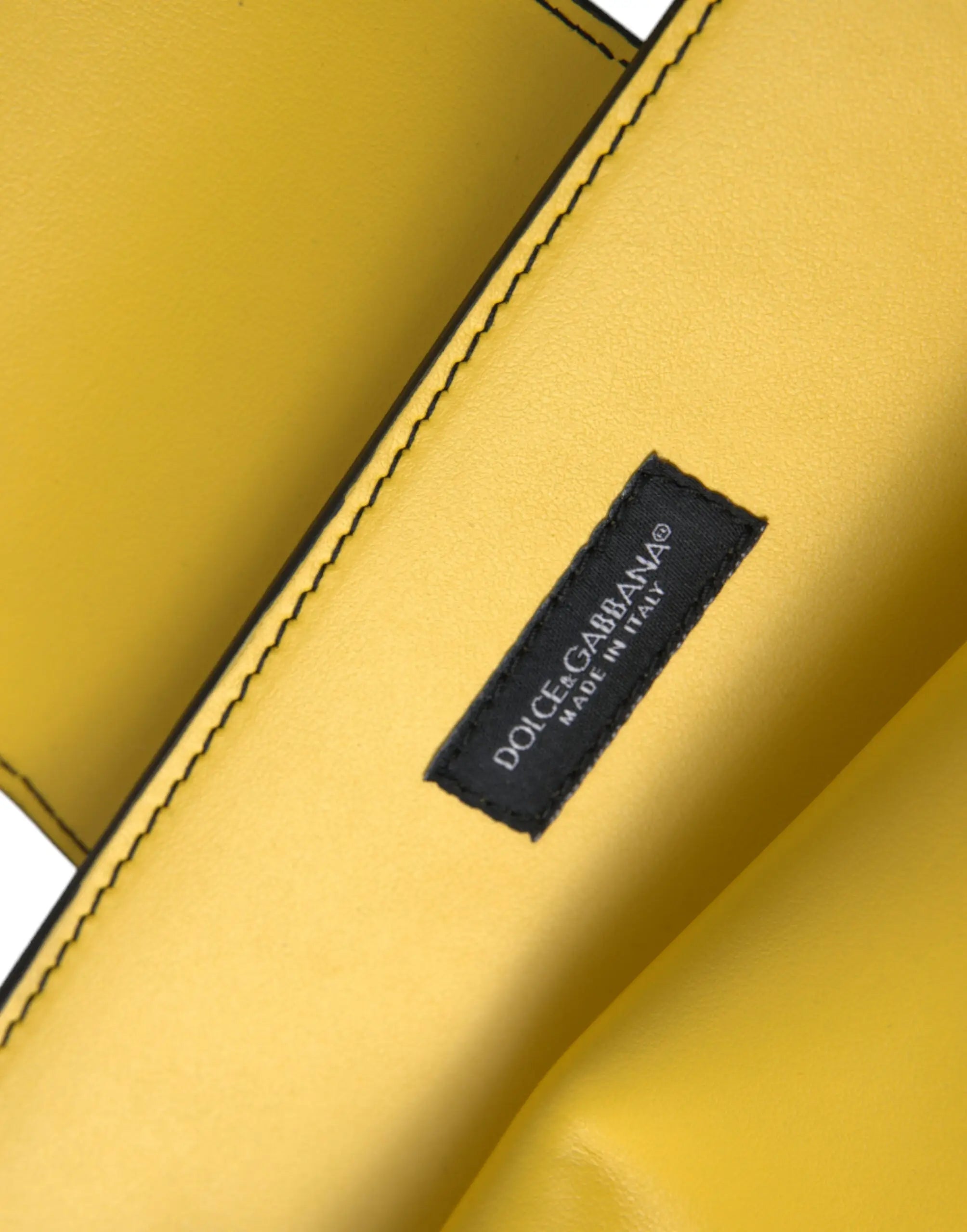 Une pochette bandoulière dolce & gabbana jaune en cuir lisse avec étiquette noire cousue made in italy