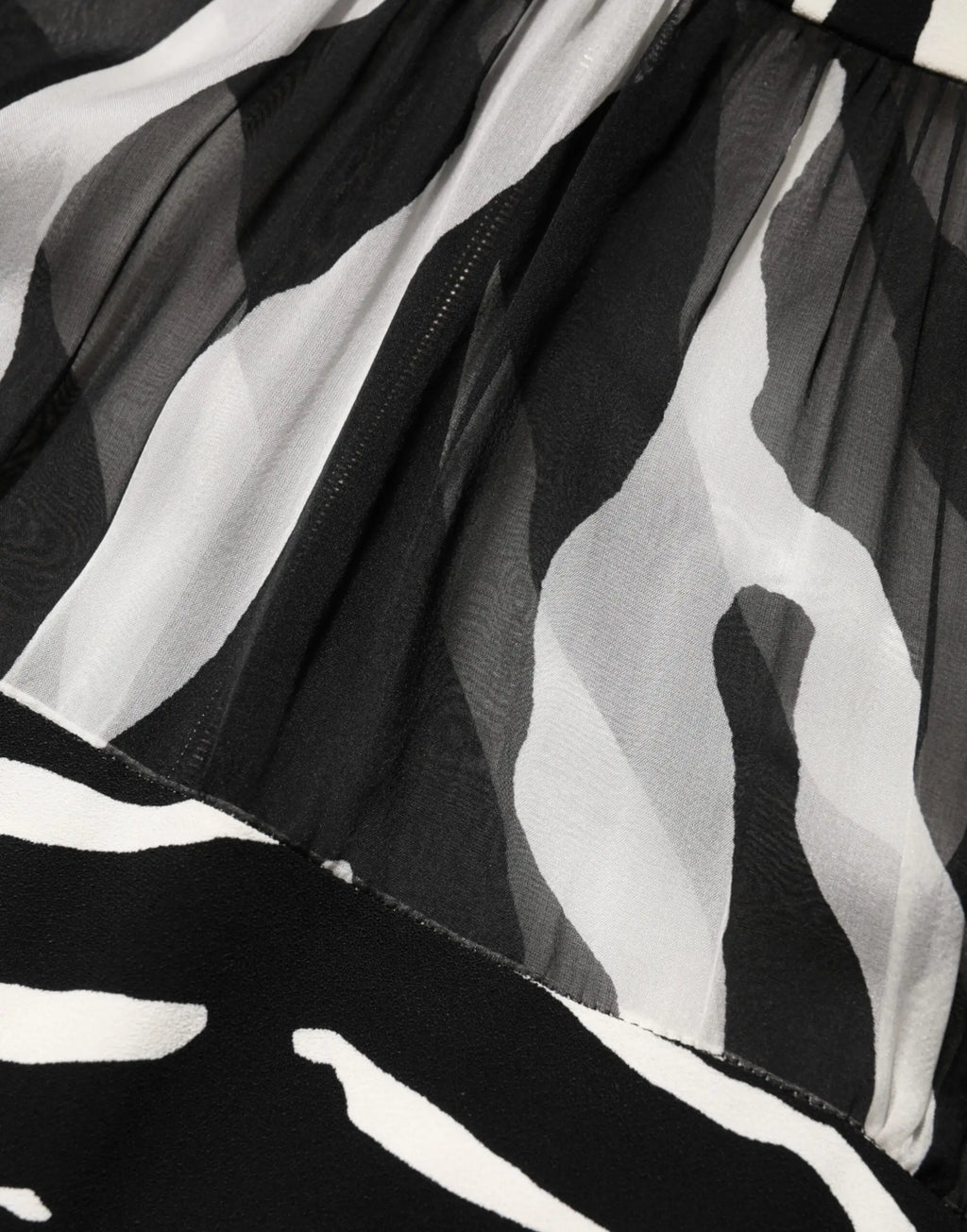 Robe fluide noir et blanc à rayures zèbre en tissu léger et transparent dolce gabbana