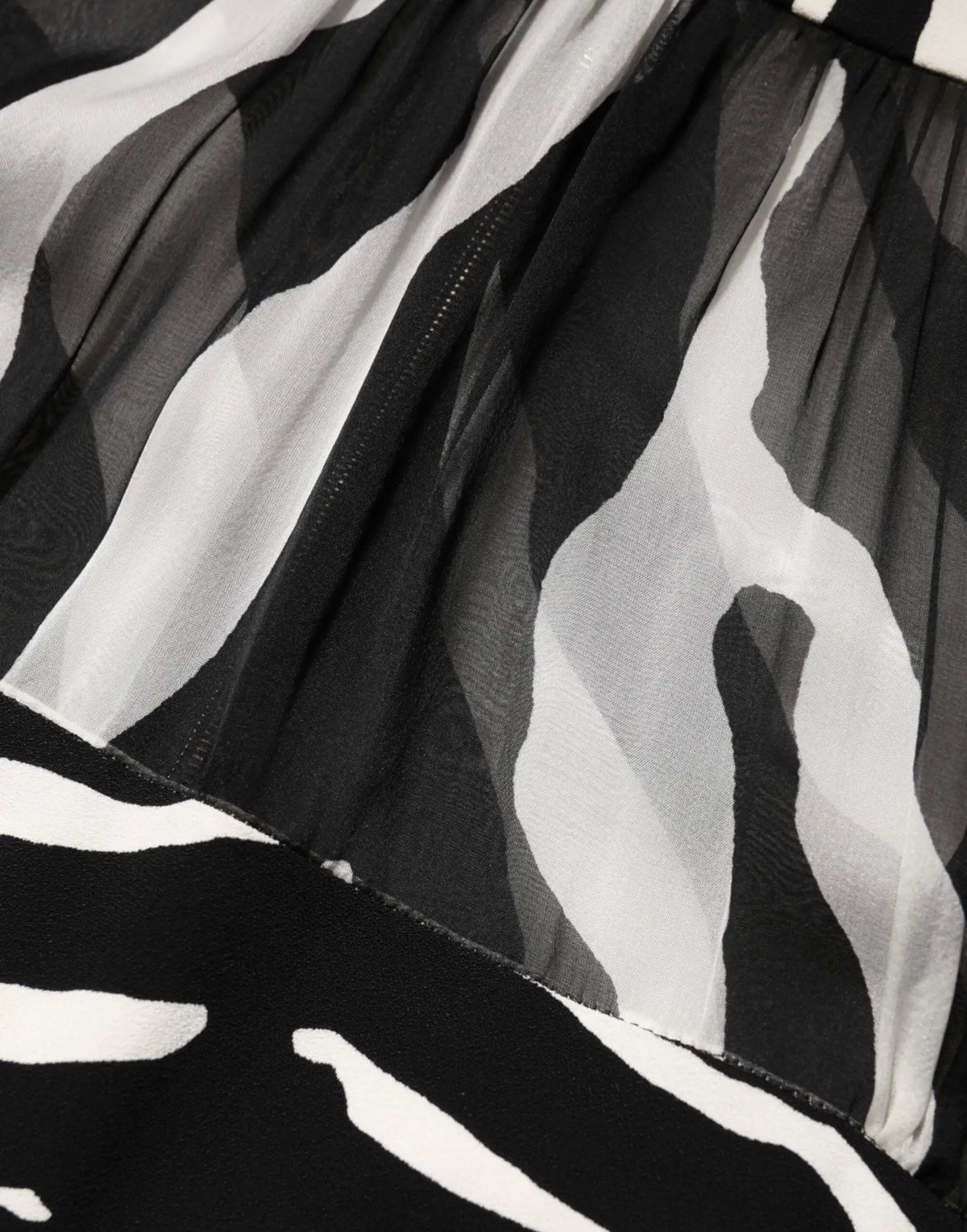 Robe fluide noir et blanc à rayures zèbre en tissu léger et transparent dolce gabbana