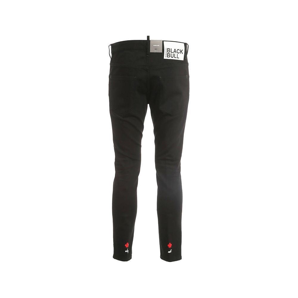 Jeans skinny en coton noir de Dsquared², ajustés, avec fermeture à bouton, détails modernes, sur un fond neutre.