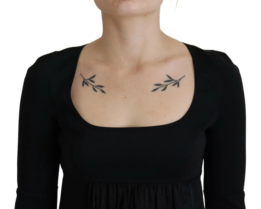 Tatouages noirs en forme de feuilles sur la clavicule portant une robe Dsquared² noire en acetate manches courtes droite