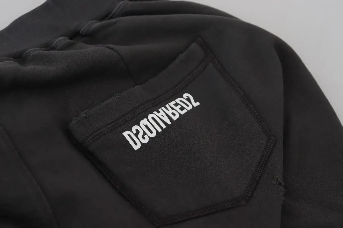 Hoodie noir dsquared2 en coton avec poche avant et logo brodé blanc, porté avec shorts tissés noirs mi-taille râpés tapered