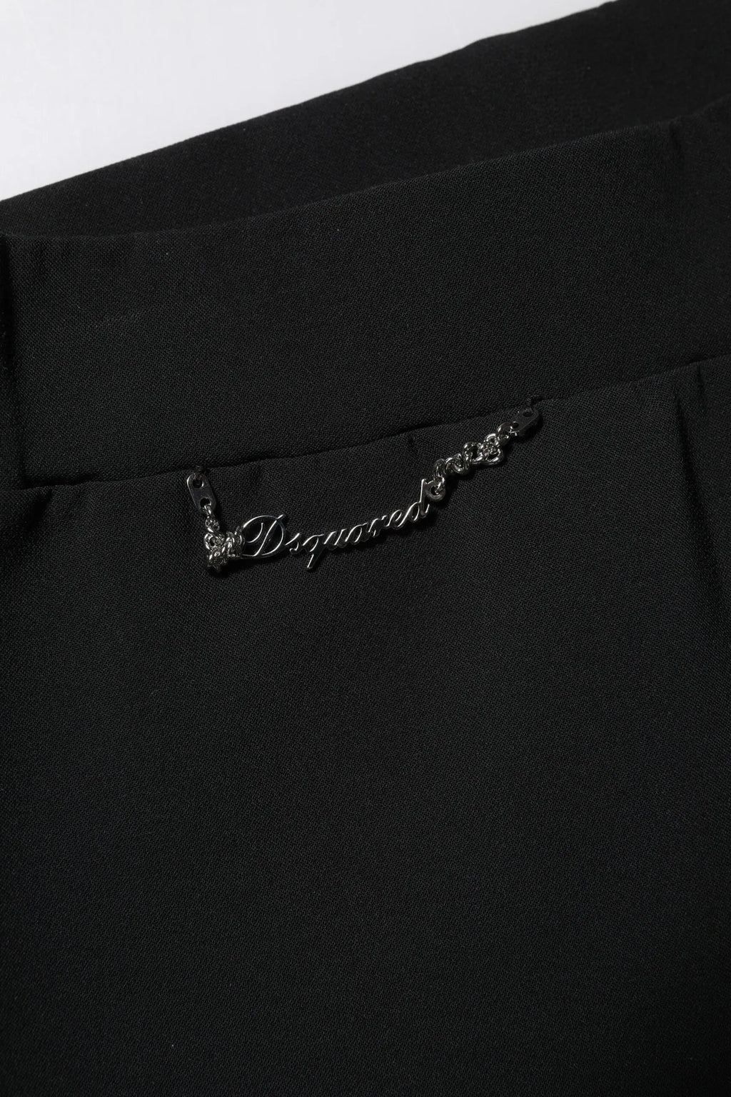Chaîne argentée élégante sur tissu noir avec logo draped sur pantalon noir en polyester Dsquared² taille haute évasé