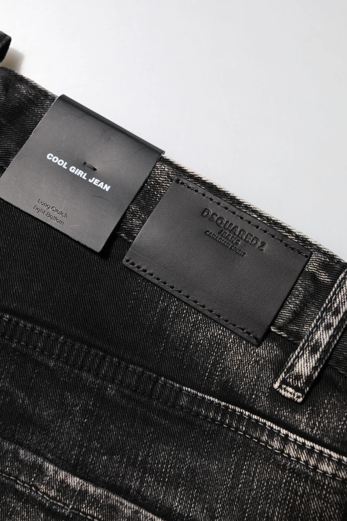 Jean en denim noir dsquared² mid waist tapered avec finition délavée et coutures blanches contrastantes