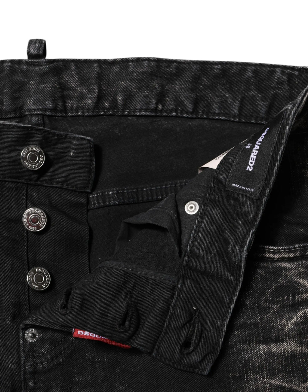 Jean en denim noir délavé mid waist tapered avec boutons argentés et étiquette dsquared2 visible