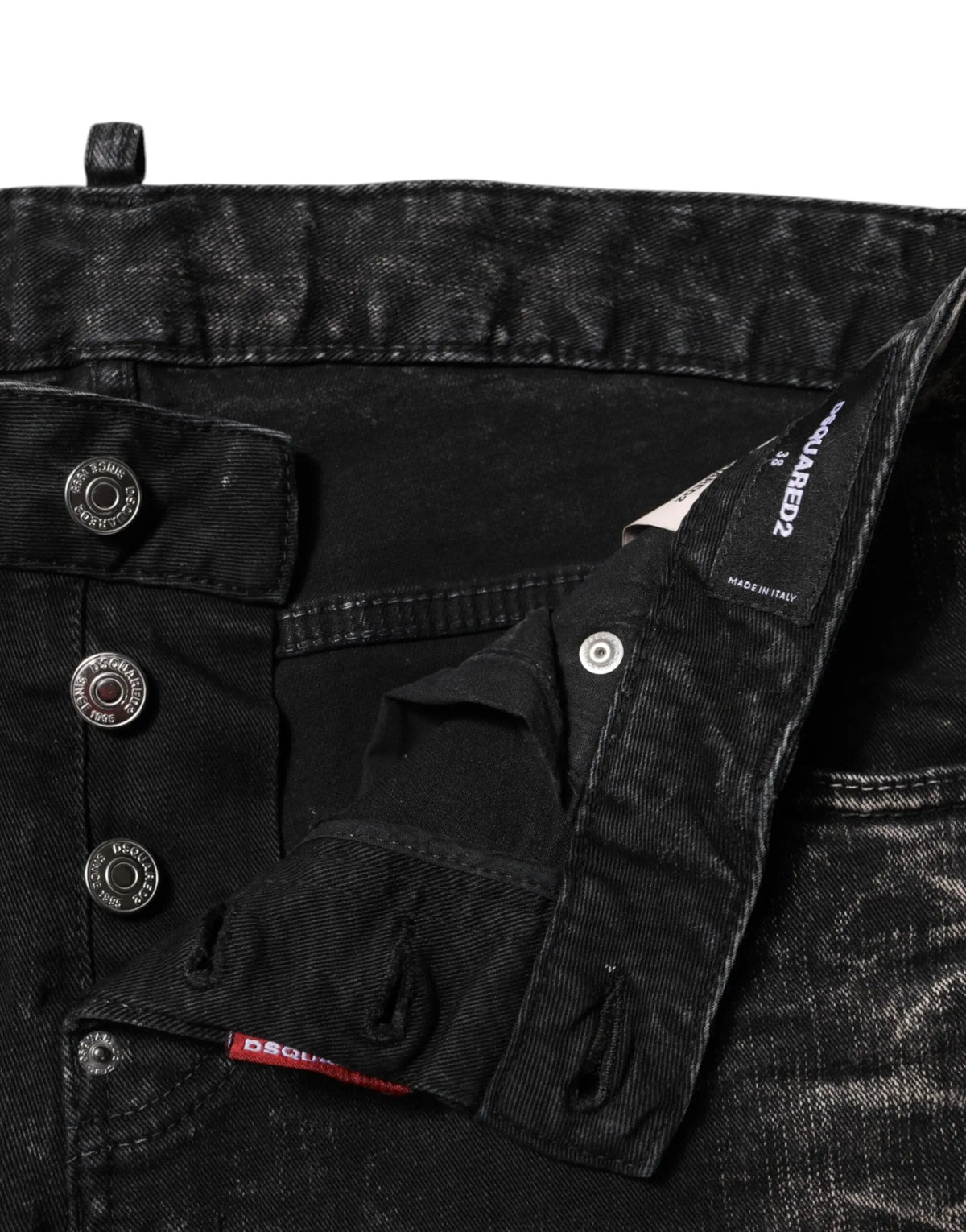Jean en denim noir délavé mid waist tapered avec boutons argentés et étiquette dsquared2 visible