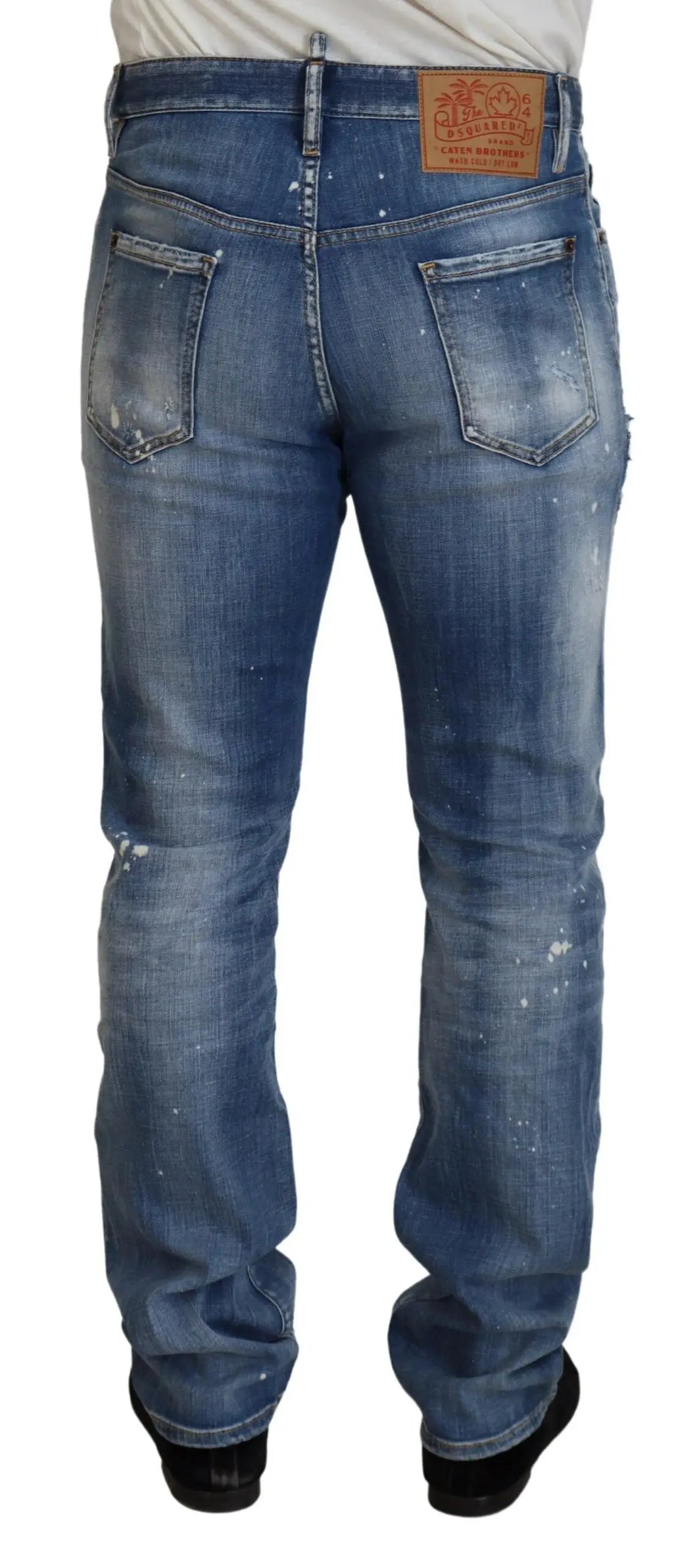 Jeans casual en denim bleu dsquared² avec finition délavée déchirée et taches de peinture vue arrière avec patch cuir brun