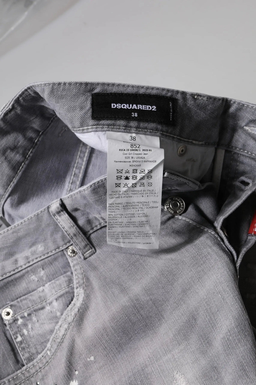 Jeans tapered Dsquared² gris délavé en denim avec étiquette de marque noire et taille 38 visible