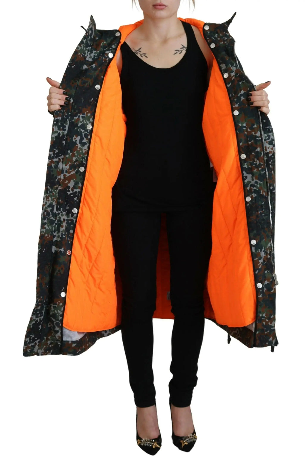 Parka longue dsquared² verte à capuche en imprimé camouflage gothique avec doublure matelassée orange vif et boutons argentés